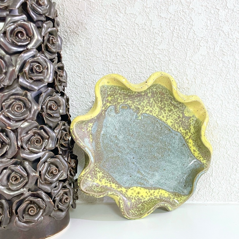 Ruffle Dish Artist Signed Pottery - Picture 3 of 11